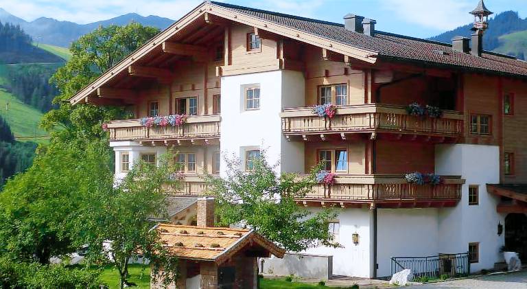 Serviced apartment with garden, jacuzzi & BBQ in Saalbach-Hinterglemm