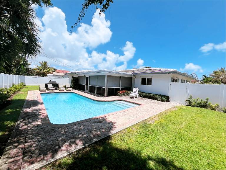Vacation home with private pool, barbecue & patio — photo 3