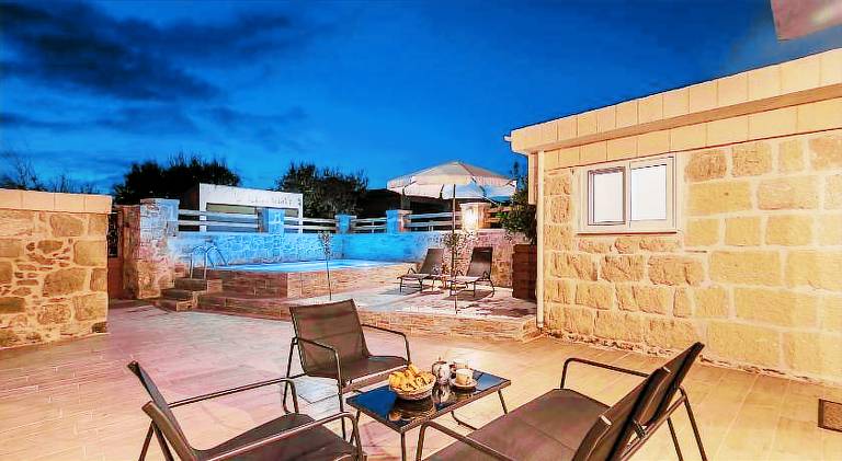 Villa with private pool, hot tub & patio — photo 4