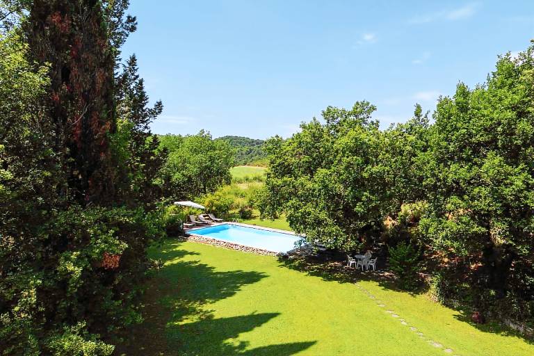 Villa with private pool, barbeque & yard — photo 3