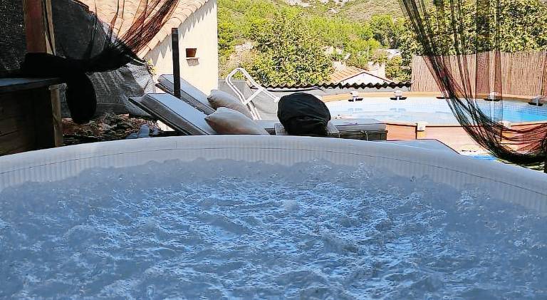 Rental apartment with hot tub, pool & garden — photo 4