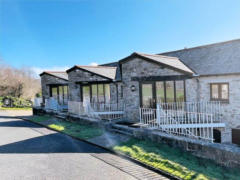 Cottage with yard | Water view — photo 4