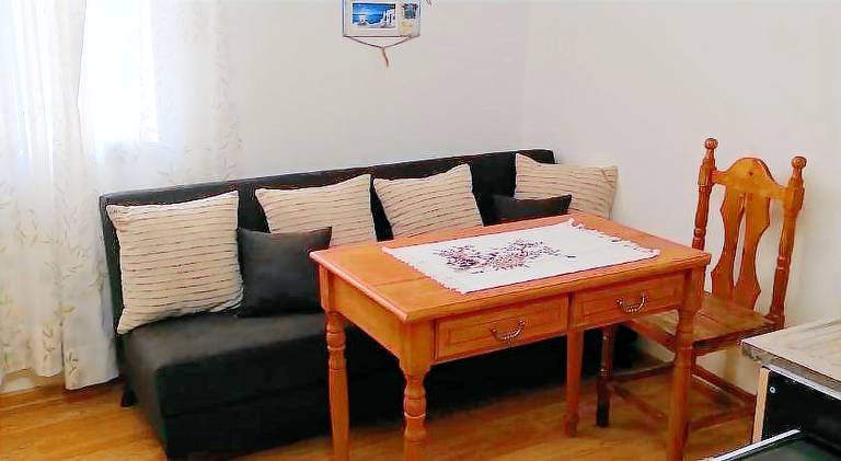 Rental apartment with patio & yard — photo 2