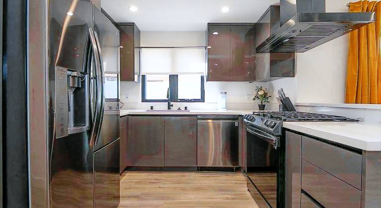 Serviced apartment with yard, patio & grill | Dogs allowed — photo 5