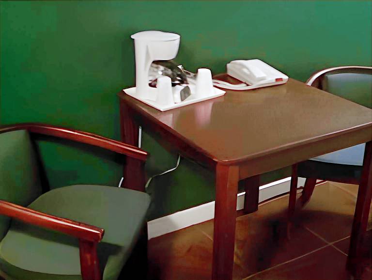 Executive Inn and Kitchenette Suites — photo 4