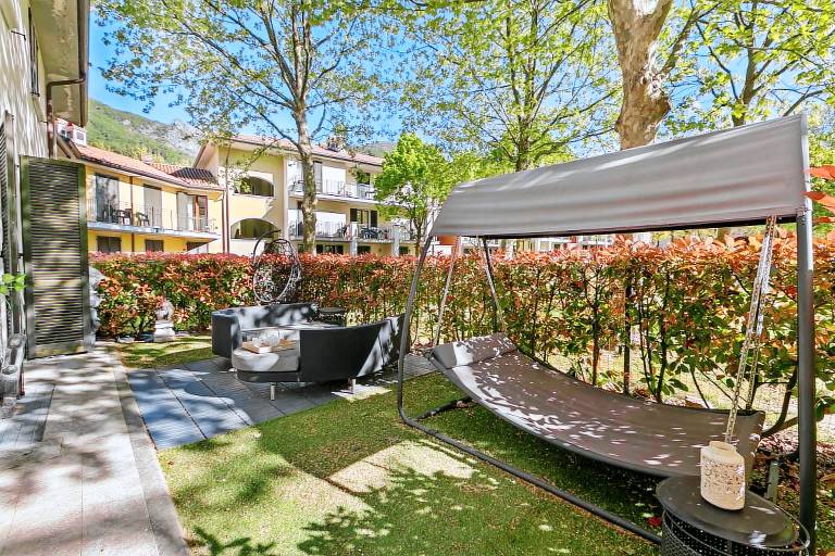 Family-oriented holiday apartment with BBQ, yard & patio | Mountain view | Close to the beach | Pets are welcome — photo 3