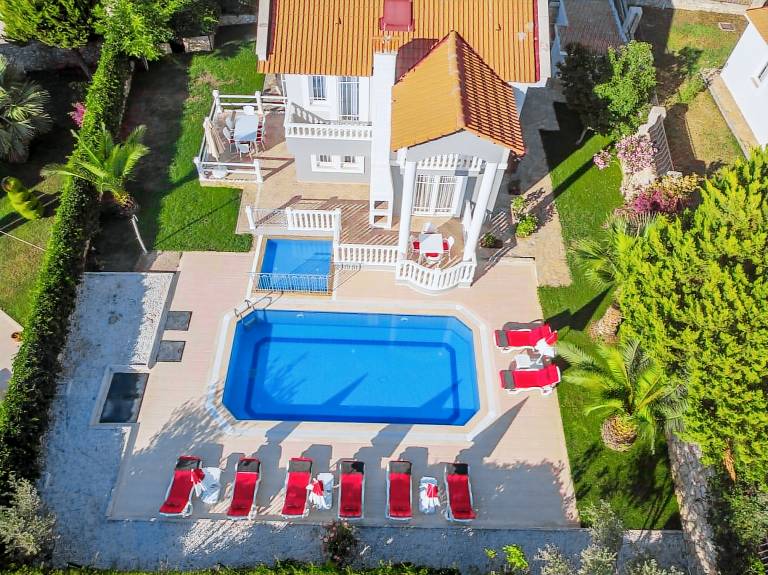 Fully equipped spacious villa with grill, garden & pool | Pets allowed — photo 4