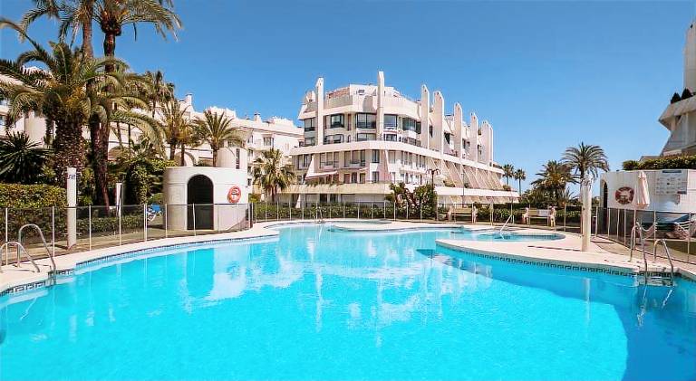 Apartment with pool in Marbella