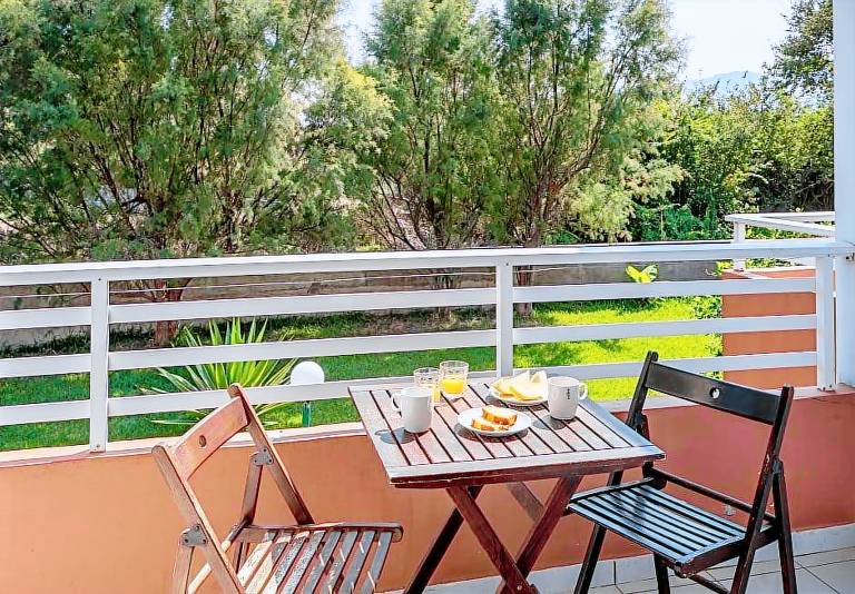 Serviced apartment with pool, garden & grill | Perfect for remote work — photo 3