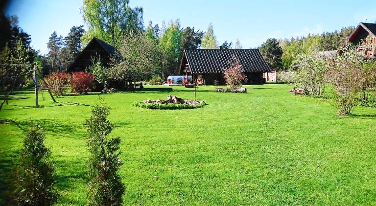 Chalet with patio, BBQ & yard — photo 4