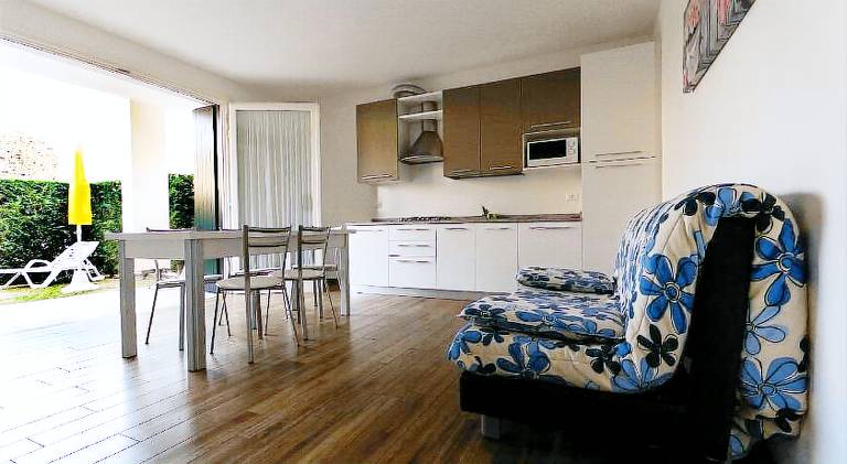 Serviced apartment with pool, yard & hot tub — photo 2