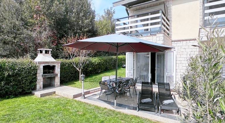 Holiday apartment with barbecue, terrace & garden — photo 4
