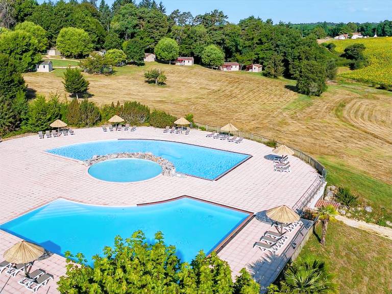 Lovely chalet with patio & pool | Pets are welcome — photo 2