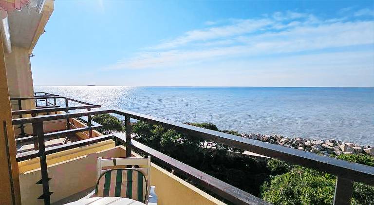 Holiday apartment with patio & garden — photo 2