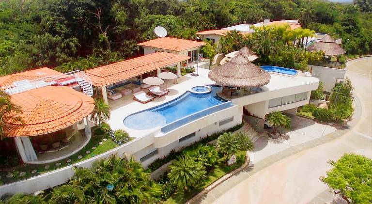 Villa with pool — photo 4