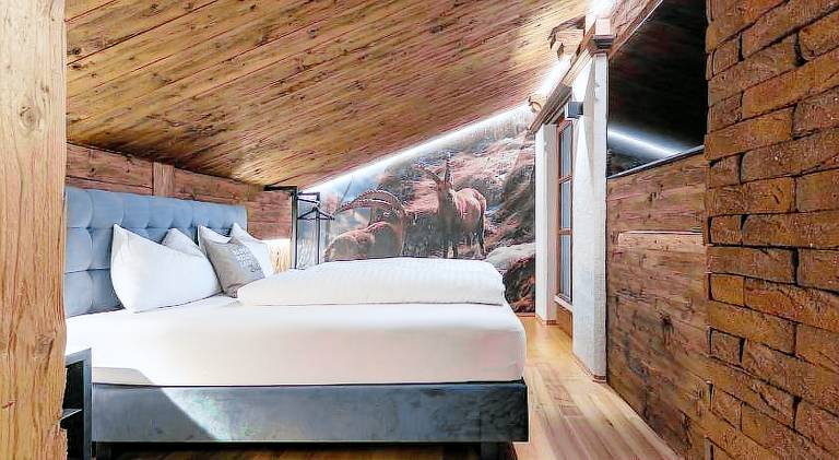 Chalet with hot tub | Pets are welcome — photo 2