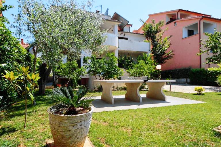 Studio with terrace and air conditioning in Pula