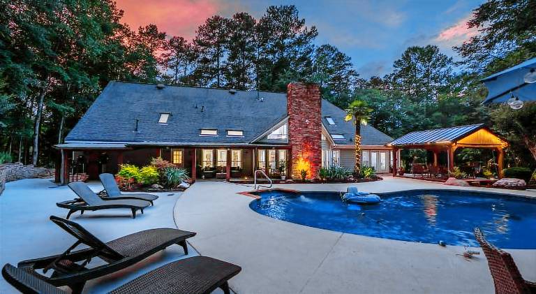 Vacation home with pool — photo 3