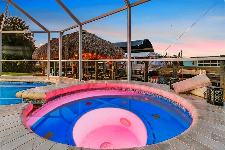 Children-friendly vacation home with BBQ, jacuzzi & private pool | Water view | Pets are welcome — photo 3