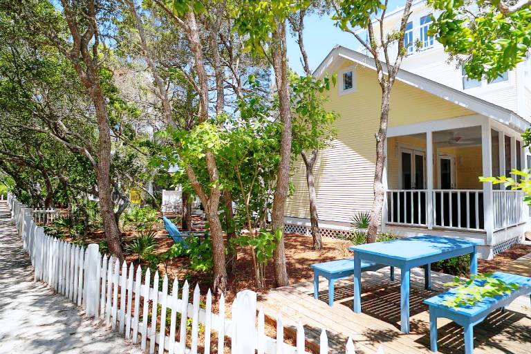 Vacation home with grill & pool — photo 5
