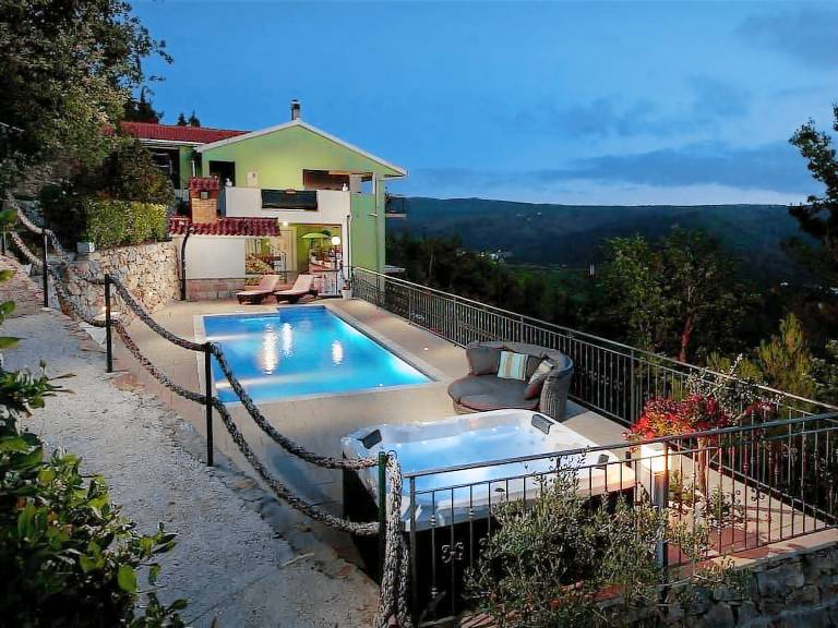 Apartment with patio, private pool & BBQ | Mountain view | Pets are welcome — photo 4