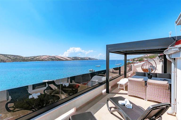 Rental apartment with pool & yard in Senj