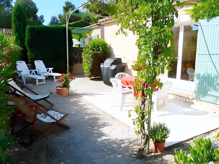 Charming Mazet in Secure Residence with Pool near Alpilles and Town Center — photo 2
