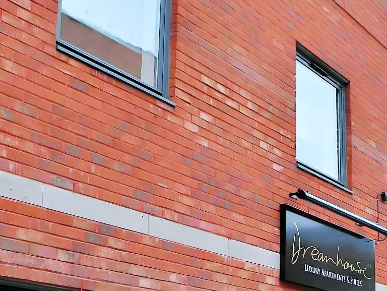 Serviced apartment with patio | Close to Manchester Town Hall in Salford