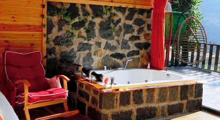 Chalet with hot tub & garden — photo 4