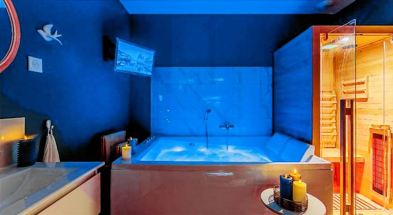 Pleasant holiday apartment with hot tub & sauna | Next to Grosse cloche de Bordeaux | Pets allowed — photo 2