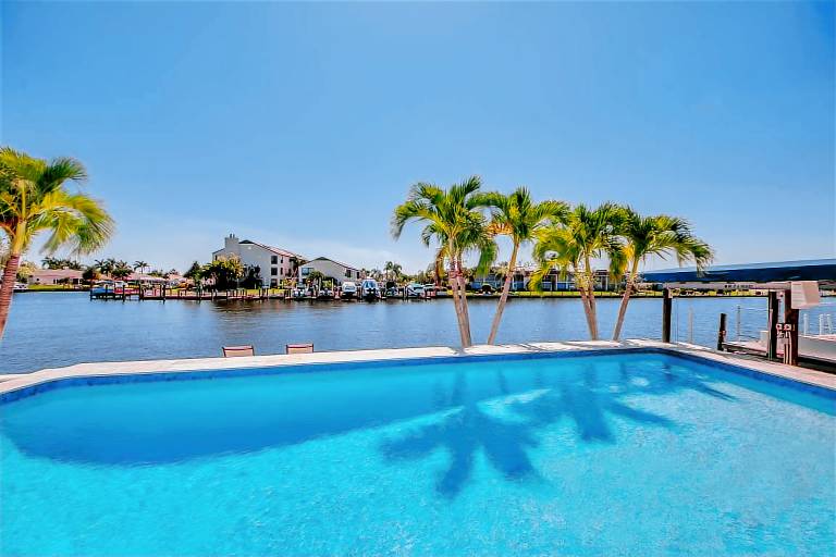 Children-friendly vacation home with private pool & barbeque | Water view | Pets are welcome — photo 4