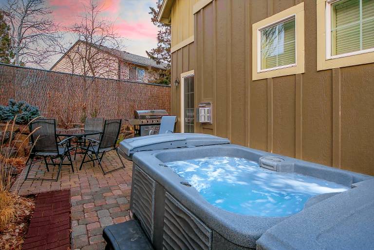 Private Hot Tub Dog Friendly Trail access to Pilot Butte Fireplace — photo 3