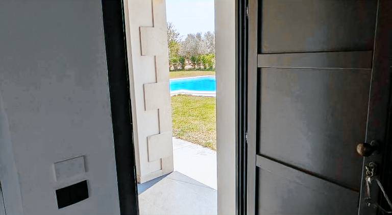 House with pool — photo 4