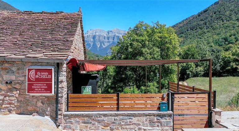 House with 2 rooms for 8 persons in Huesca