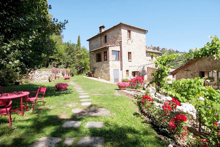 Family-oriented villa with hot tub, barbecue & yard | Dogs allowed — photo 5