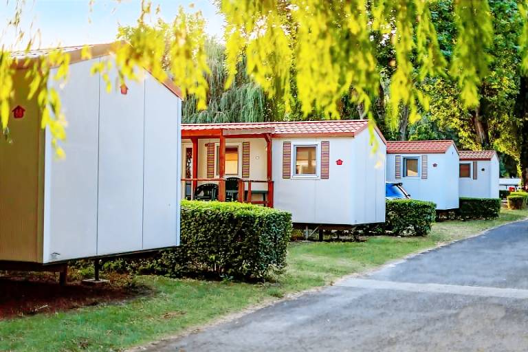 Mobile home with pool — photo 3