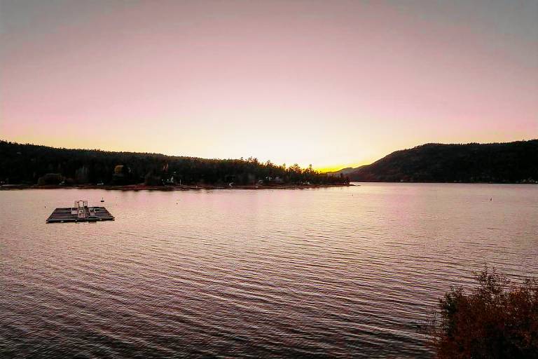 Water''s Edge, amazing lakefront property, hot tub, relax and enjoy! — photo 5
