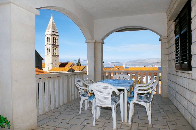 Apartment with yard & patio | Sea view in Supetar