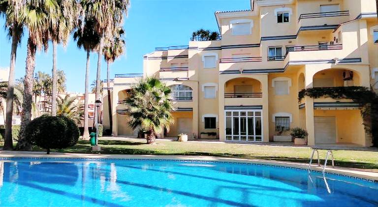 Rental apartment with terrace, garden & pool in Denia