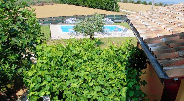 Vacation home with terrace, yard & barbeque — photo 5