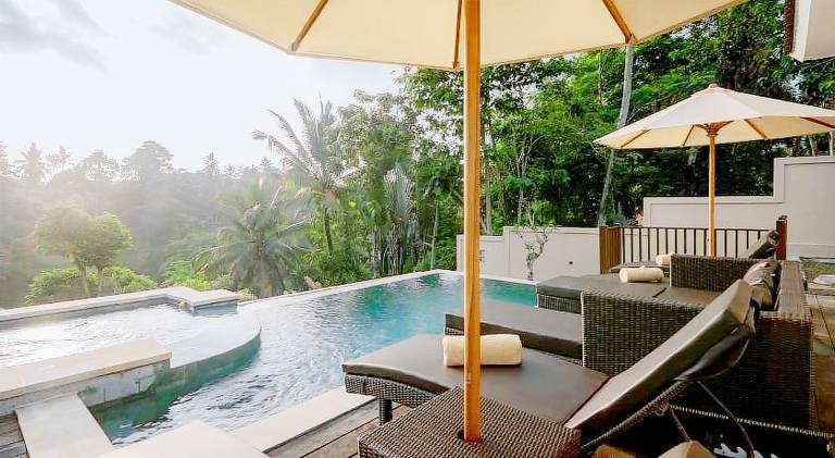 Villa with pool — photo 4