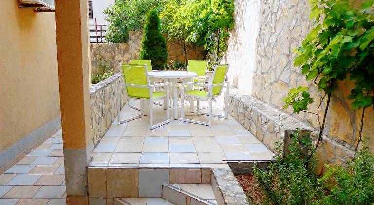 Rental apartment with terrace & yard — photo 4