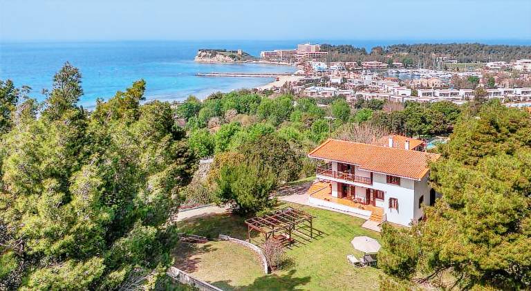 Fully equipped villa with yard, terrace & BBQ | Close to the beach | Pets are welcome in Kas