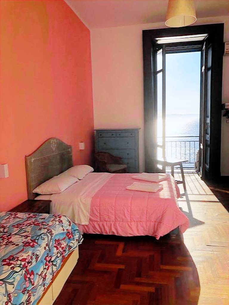 Bed and Breakfast 'Camera La Regina Del Mare' with Balcony, Wi-Fi and Air Conditioning — photo 4
