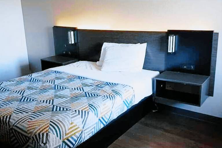 Hotel 465 by Regency Inn & Suites