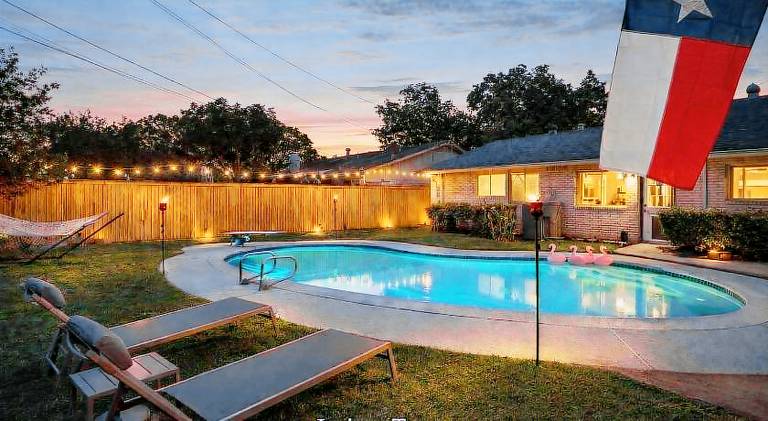 House with pool in Irving, TX