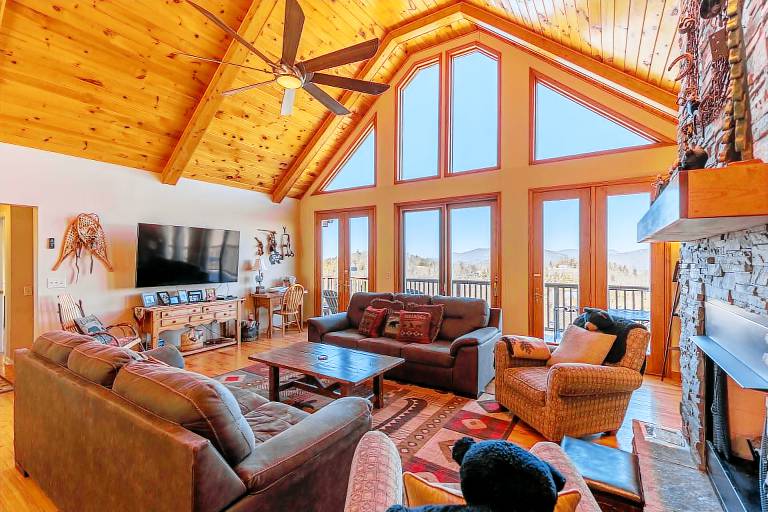 A Bear's Eye View - 10 min to Boone, Views, pets OK, pool table, hot tub! — photo 4