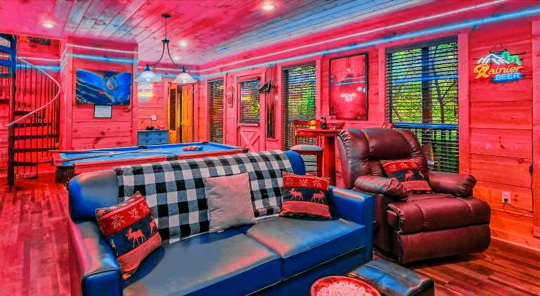 Goonies Cove - Spacious 4BR Cabin Arcade, Pool Table & Hot Tub! — photo 2