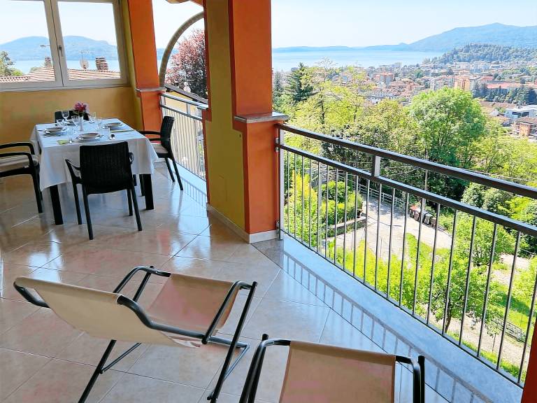 Penthouse Valentino with terrace lake view — photo 3