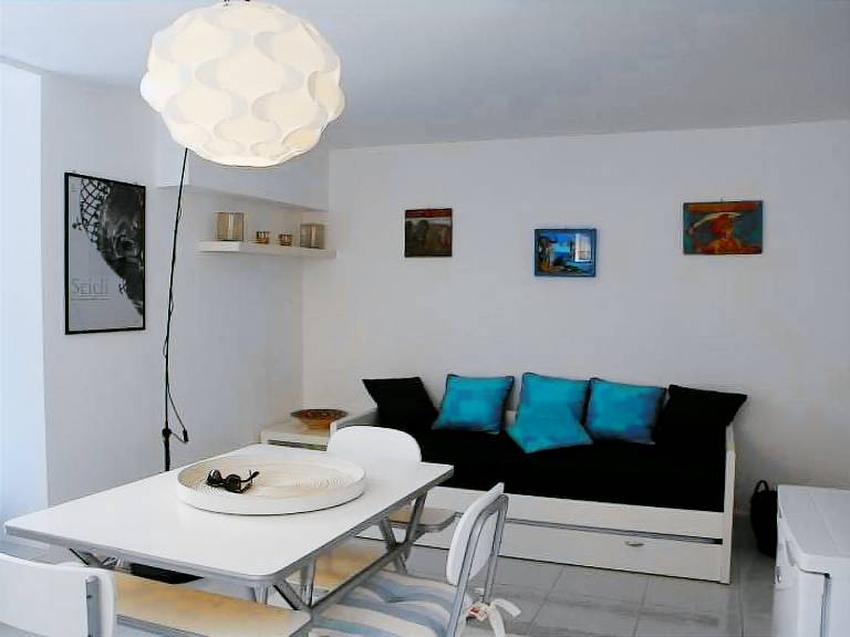 Apartment with yard & terrace — photo 2